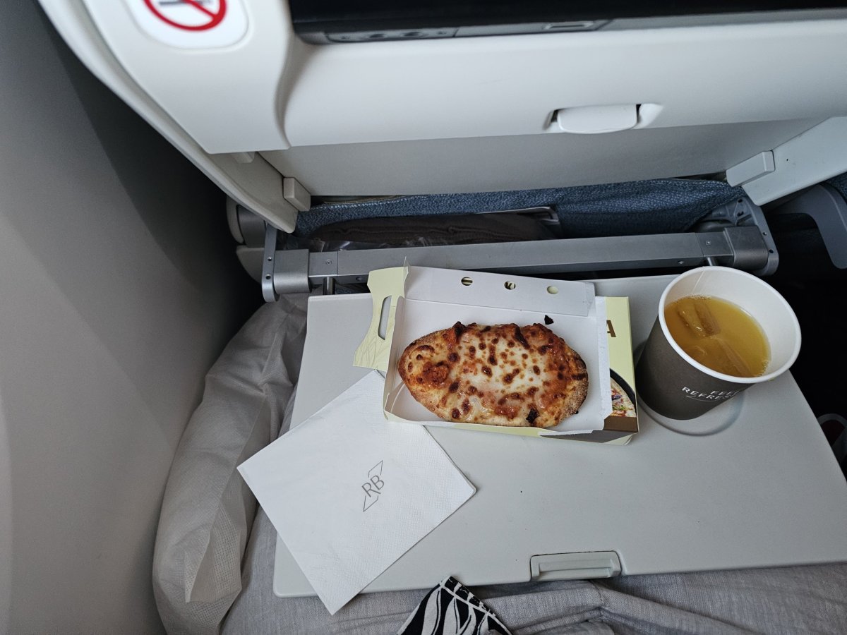 Snack před přistáním na dálkovém letu Royal Brunei Airlines