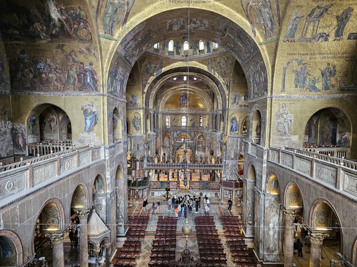 Pohled do baziliky z ochozu