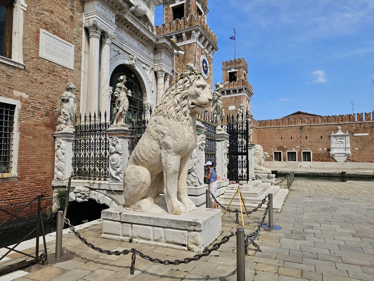 Socha lva před benátskými loděnicemi