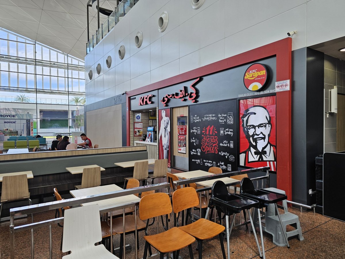 KFC, příletová hala, veřejná část