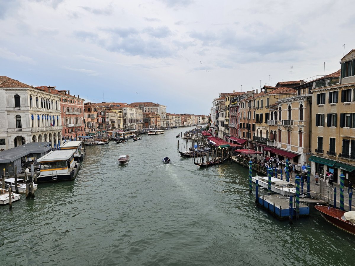 Pohled z mostu Rialto na Canal Grande