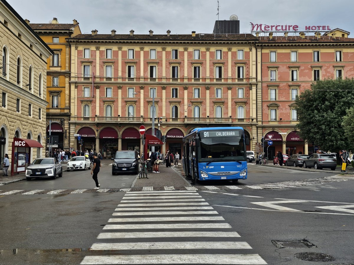 Zastávka autobusů 81, 91, 35 a 39 před Bologna Centrale