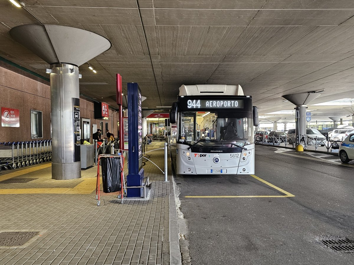 Zastávka autobusu 944 na letišti