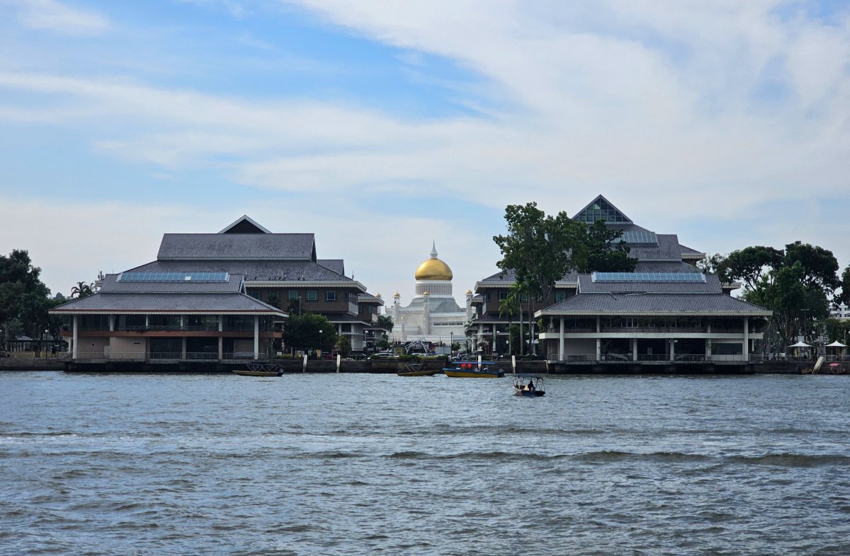 Pohled na mešitu Omar Ali Saifuddien z Kampong Ayer