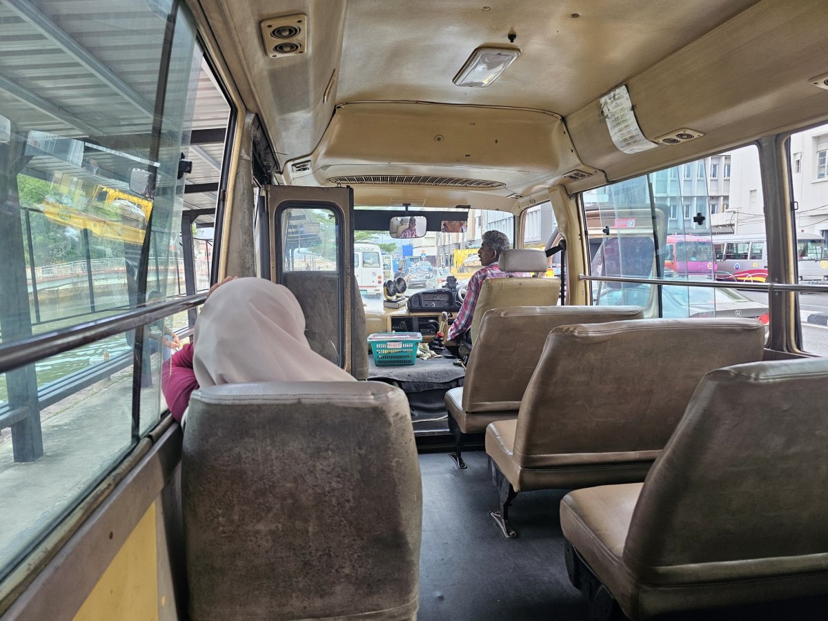 Interiér autobusu veřejné dopravy