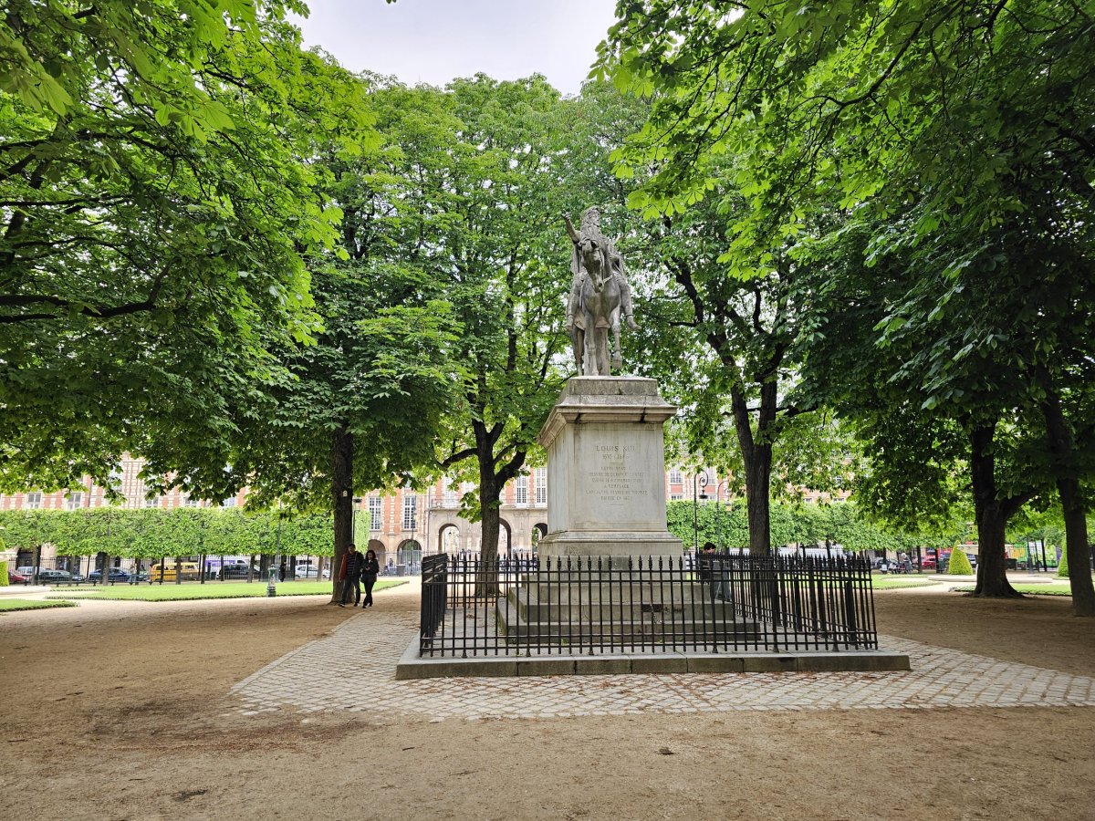 Jezdecká socha, Place des Vosges