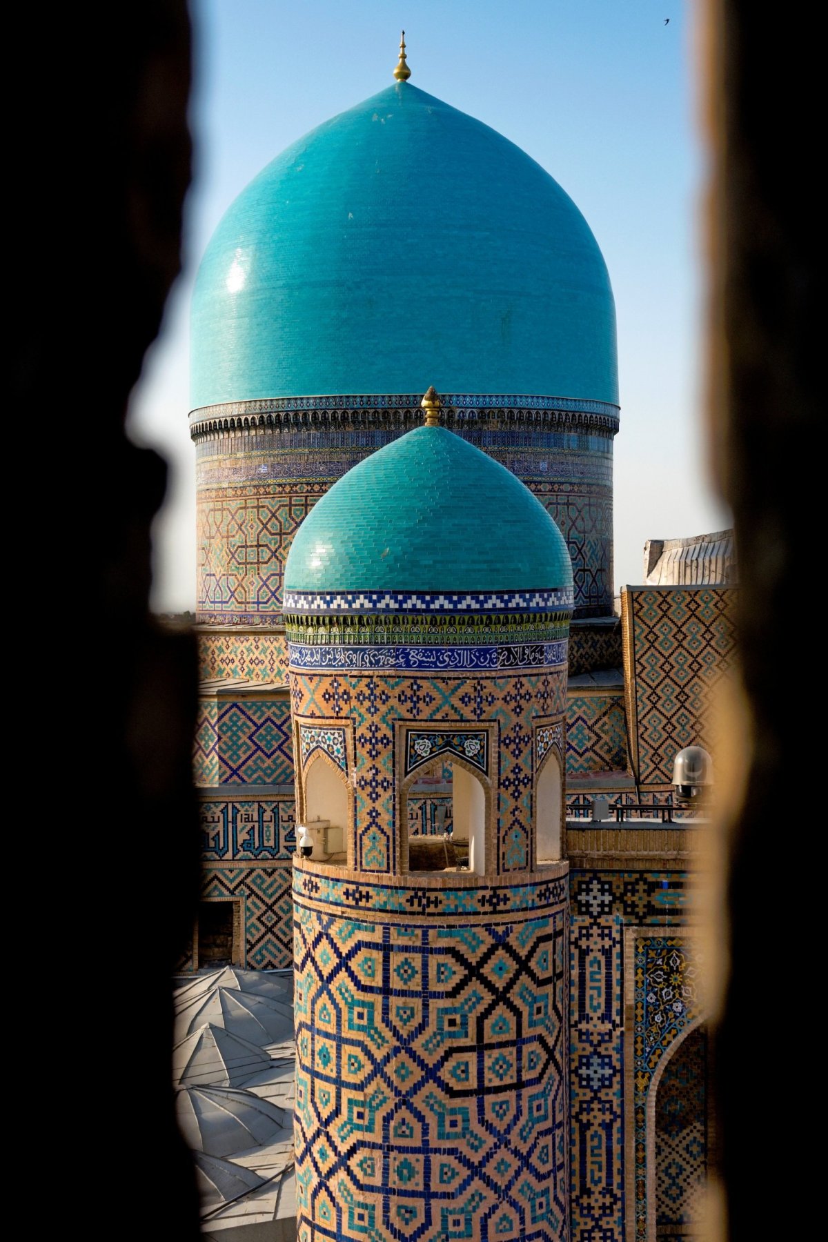 falešný minaret a kopule medresy Tillakori