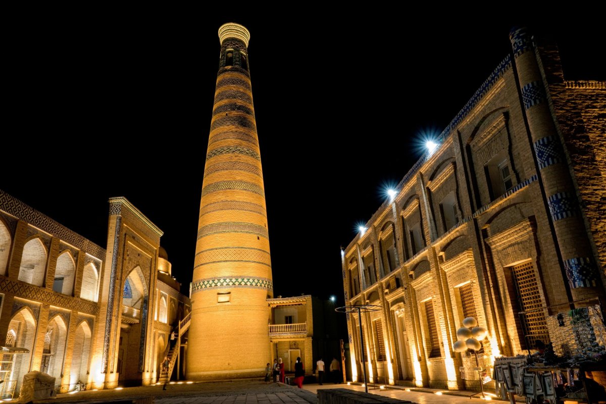 večerní Chodja minaret a mešita