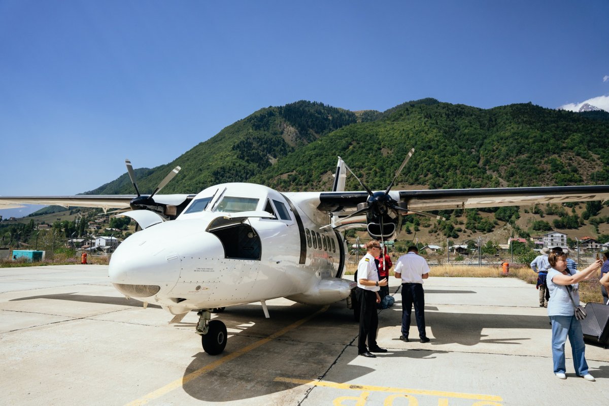 L-410 na letišti v Mestii, včetně českého pilota