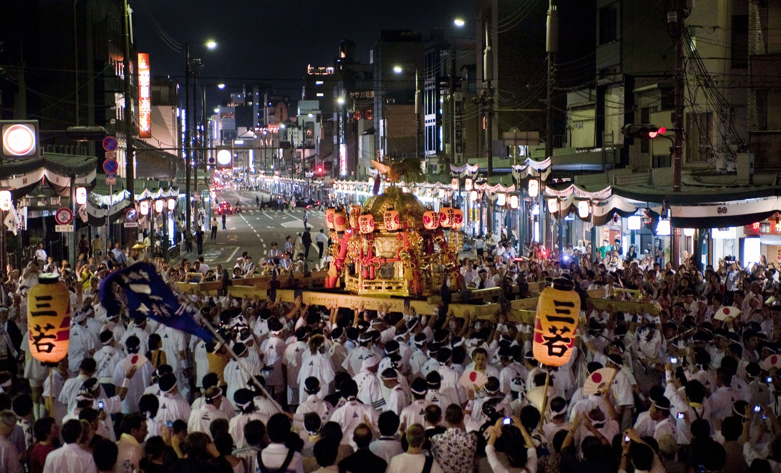 Regional japan fun. Гион Мацури праздник. Фестиваль Гион. Мацури синтоизм. Микоси Япония.