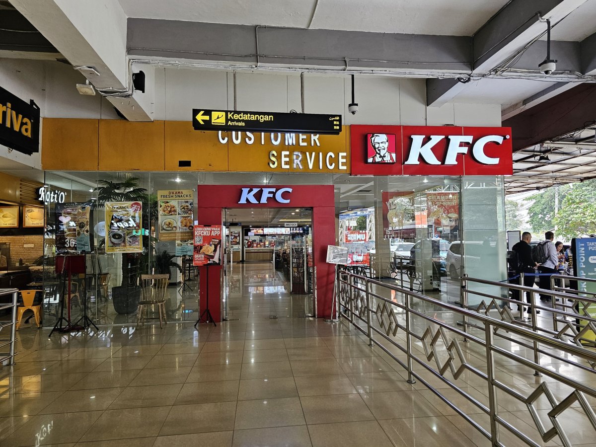 KFC před příletovou halou