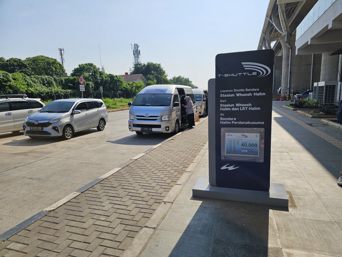 Zastávka autobusu na letiště Halim před stanicí rychlovlaku