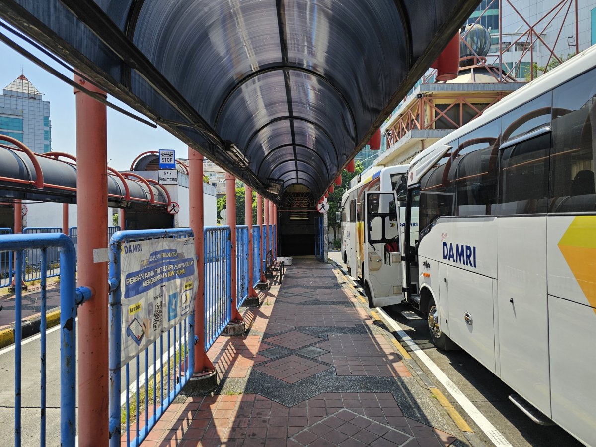 Zastávka autobusů směr letiště - Blok M (nástupiště 6)