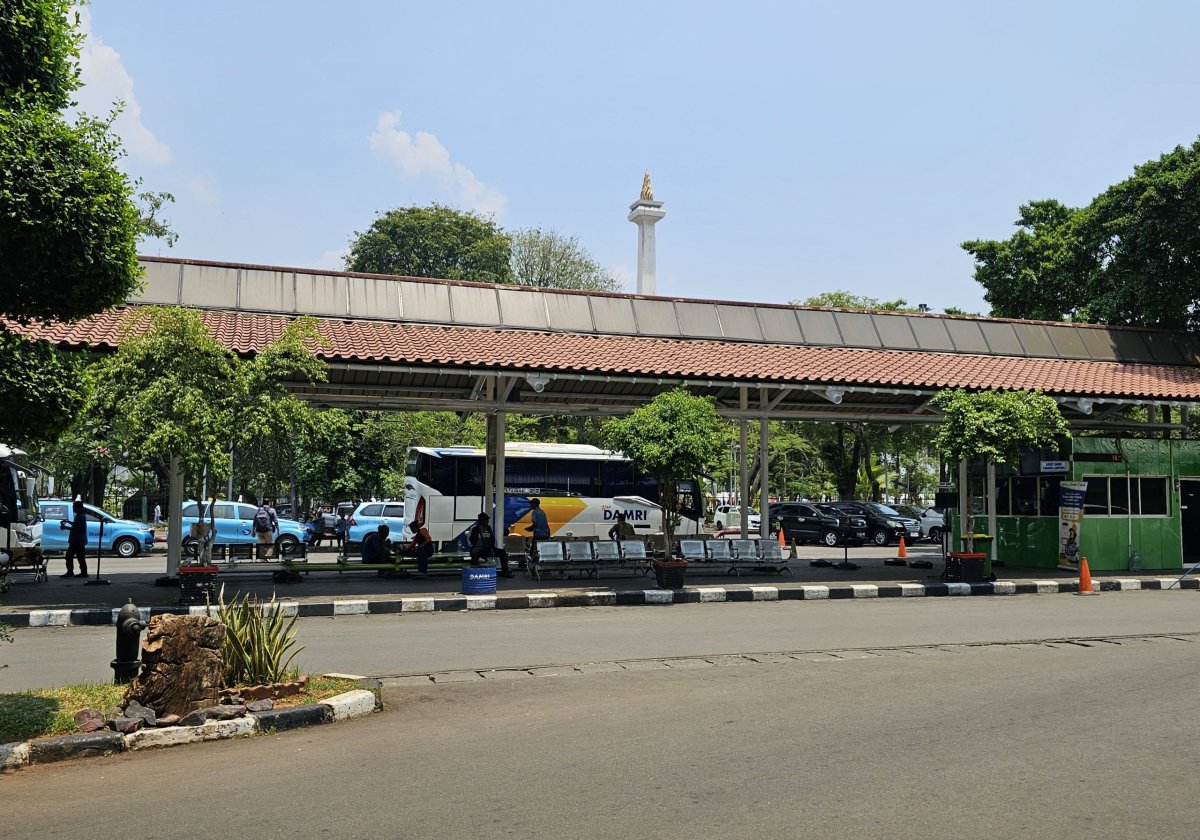 Zastávka bus DAMRI u nádraží Gambir