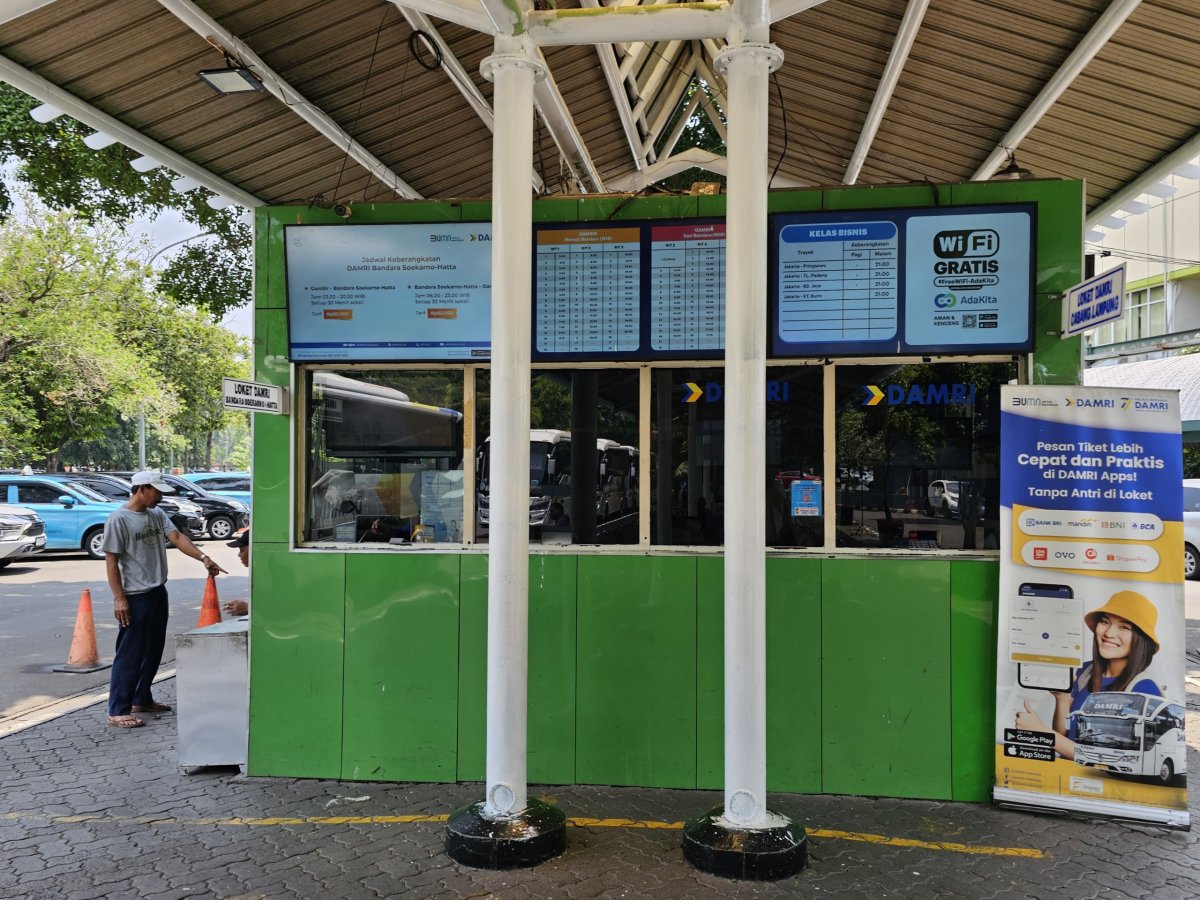 Pokladna - zastávka autobusu u nádraží Gambir