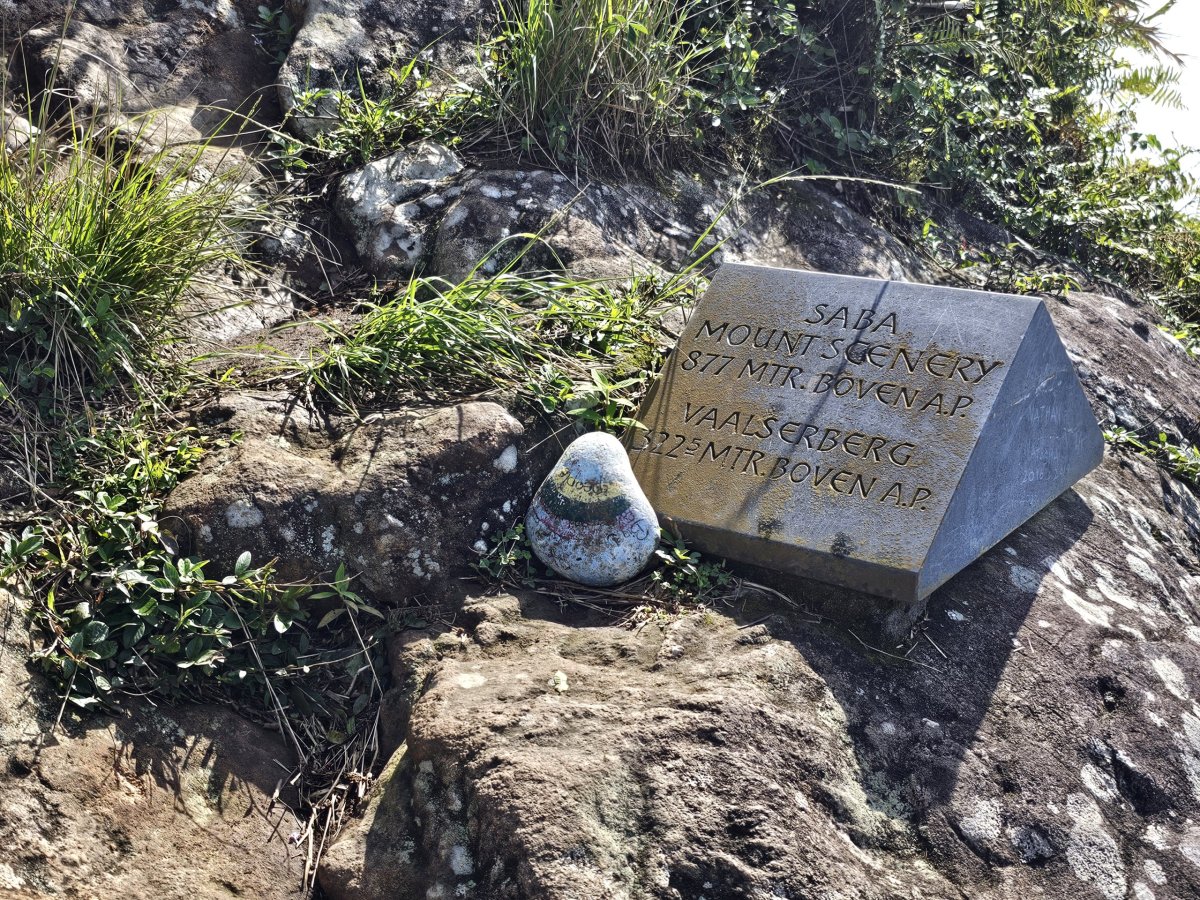 Pamětní deska na Mount Scenery