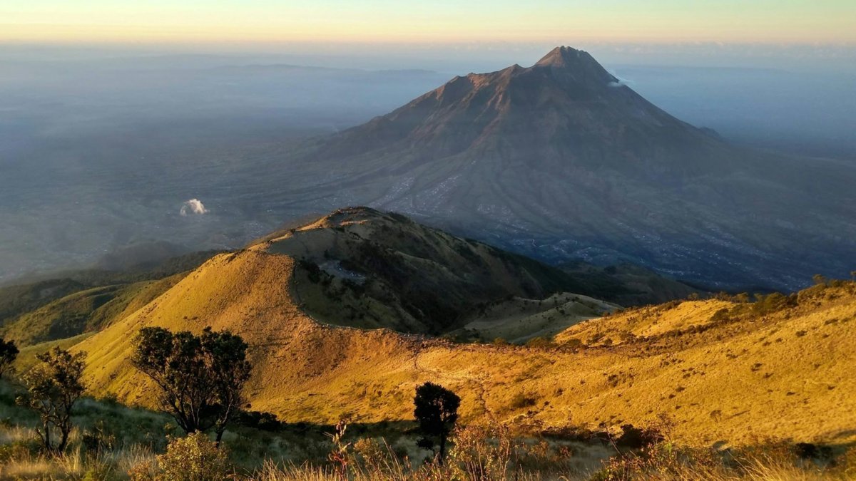 Výhled z vrcholu Mount Merbabu na sopku Merapi