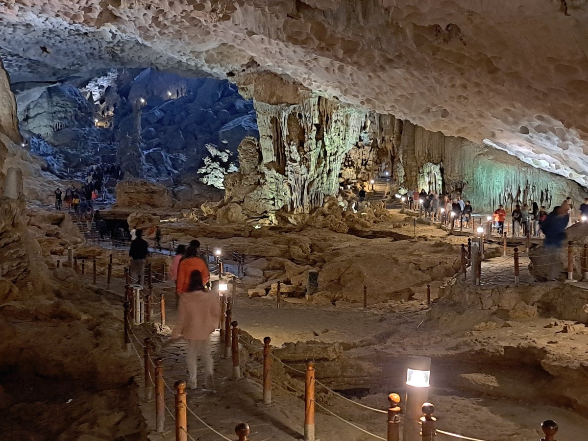 obrovská jeskyně Sung Sot v Ha Long