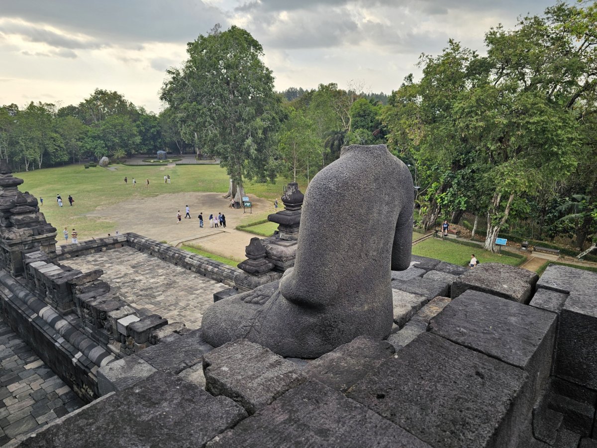 Buddha bez hlavy, chrám Borobudur