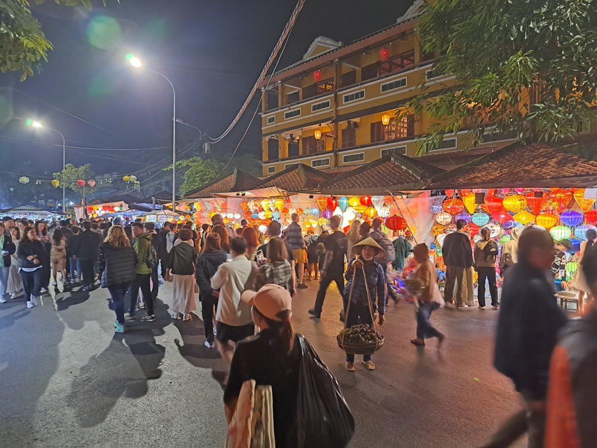 Hoi An - všude lampiny a turisté