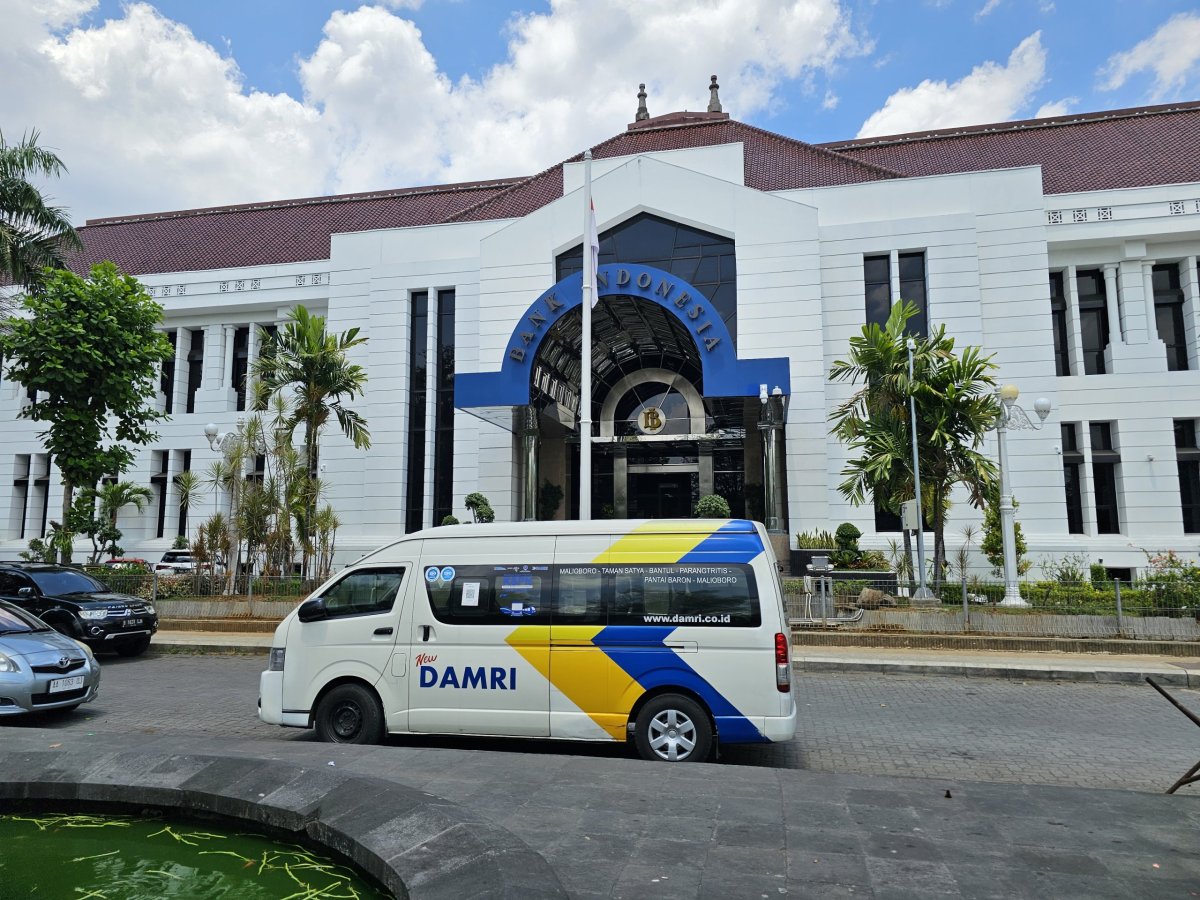 Zastávka bus DAMRI před Bank Indonesia