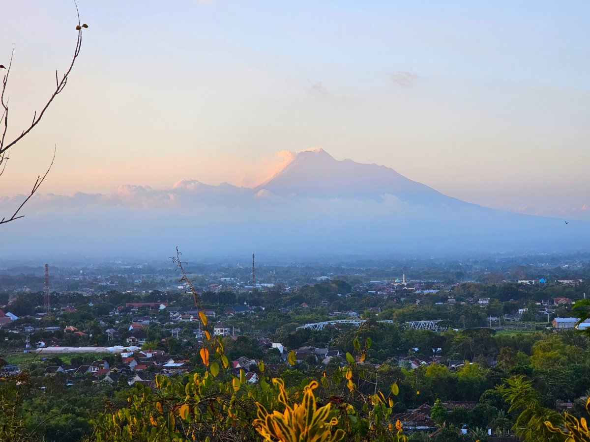 Ratu Boko, výhled na sopku Merapi