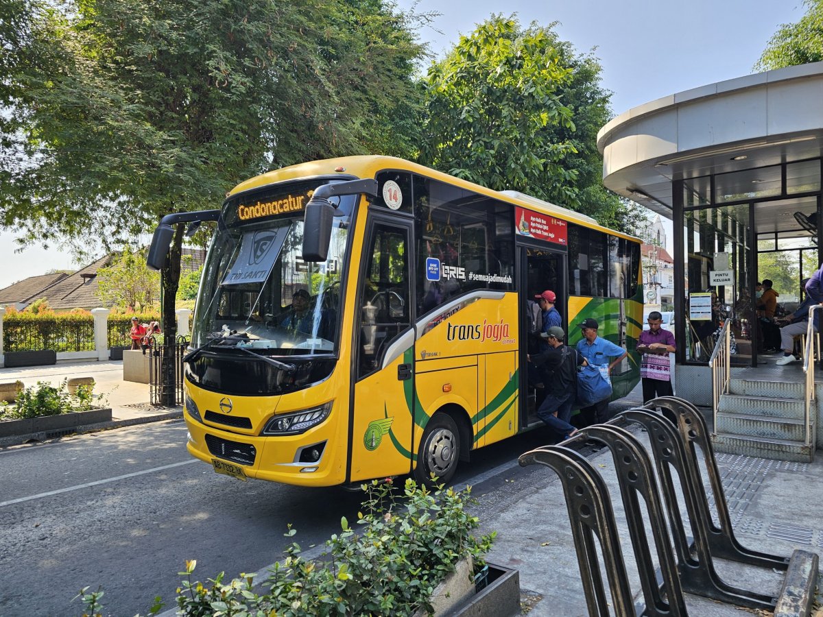 Autobus TransJogja, nástup z uliční úrovně