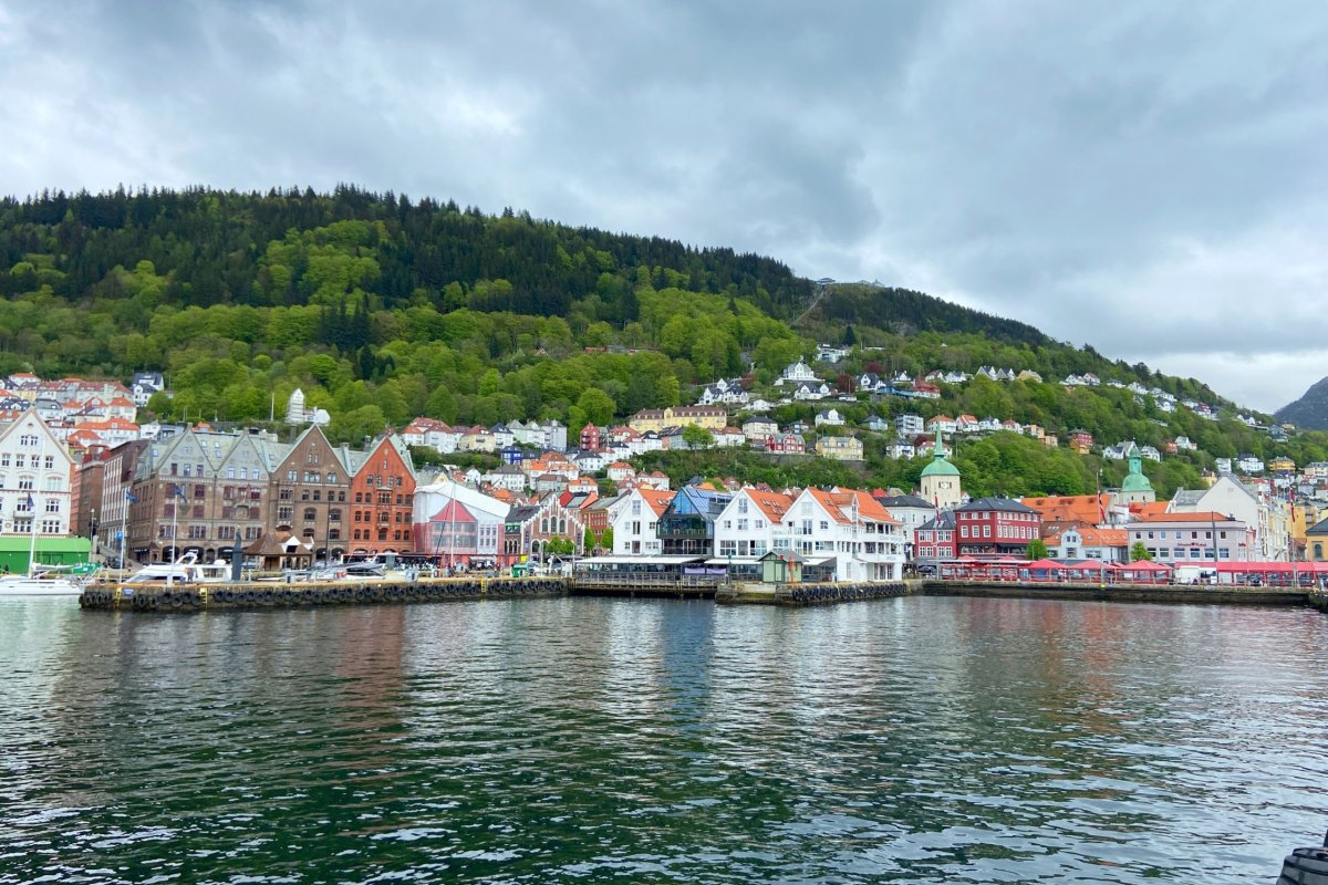 Bryggen z protějšího nábřeží