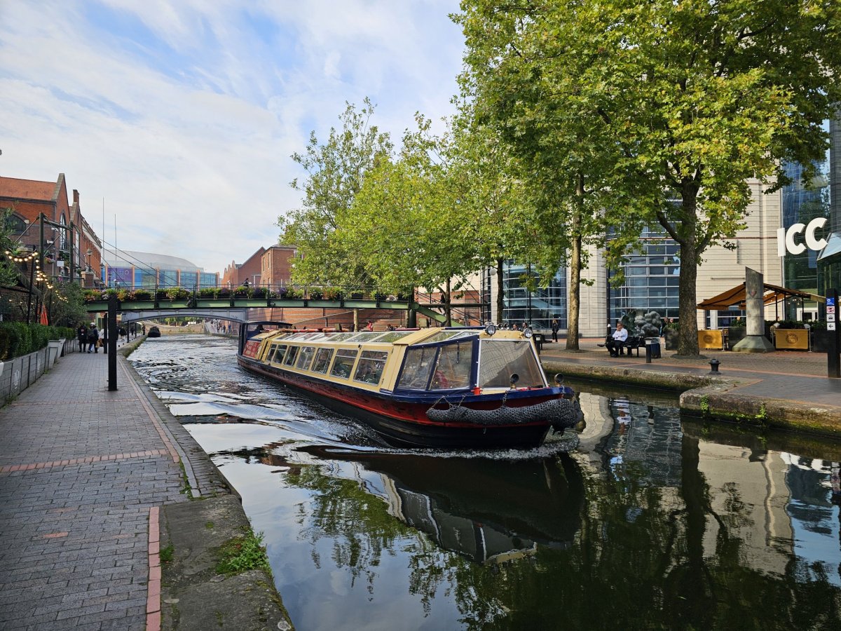 Narrowboat na birminghamských kanálech