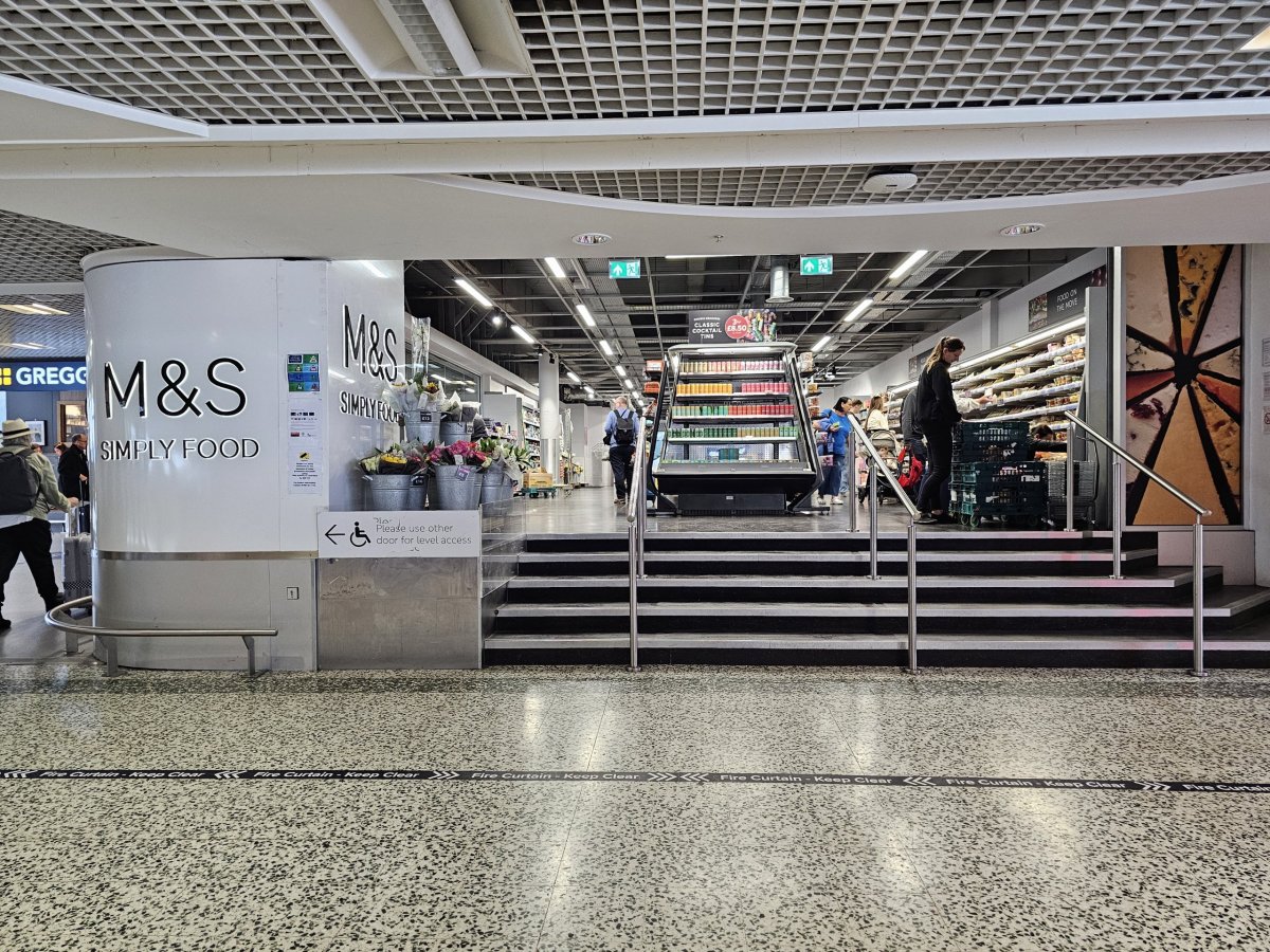 Marks & Spencer, veřejná část