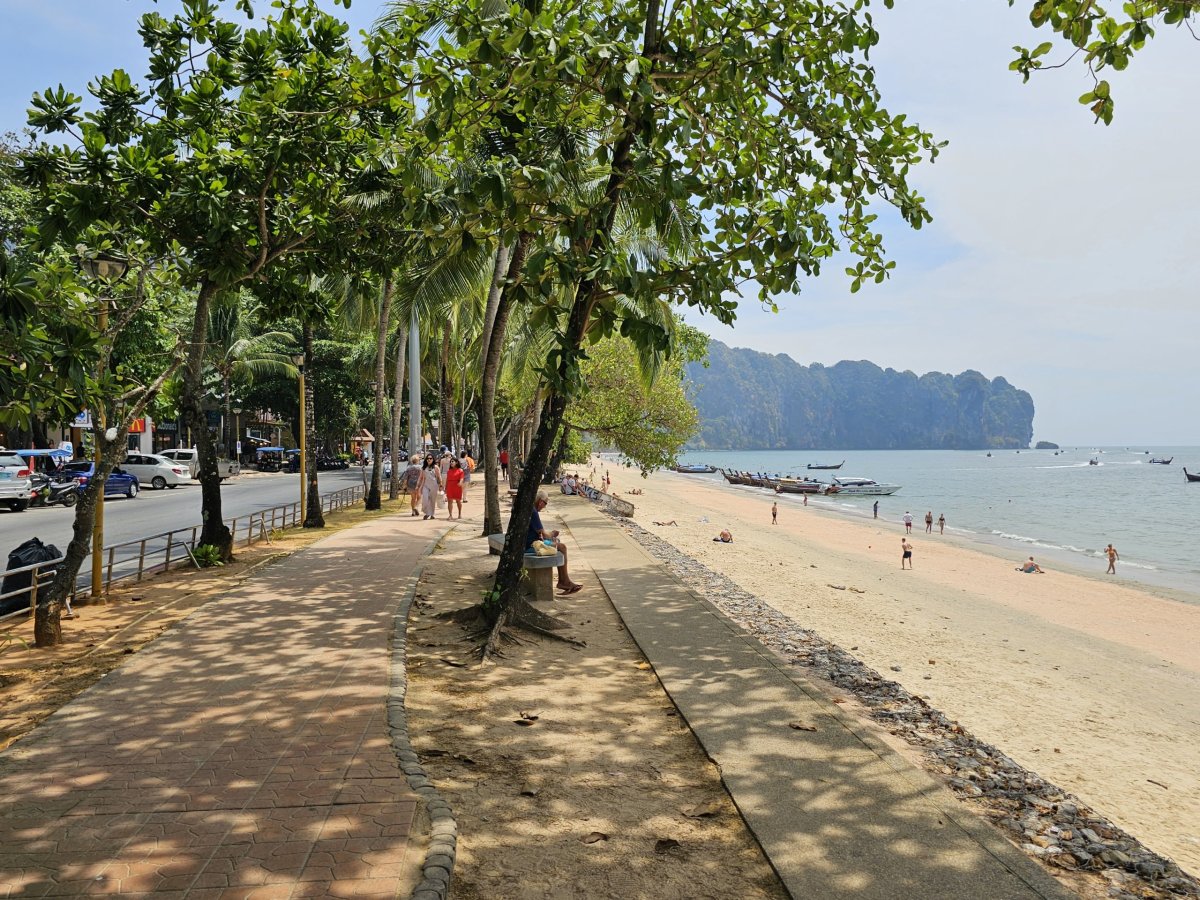 Promenáda a pláž Ao Nang