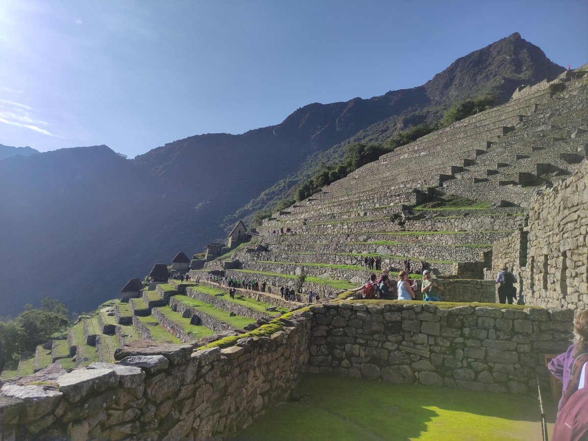 pohled na město a nad ním Mantana Machupicchu