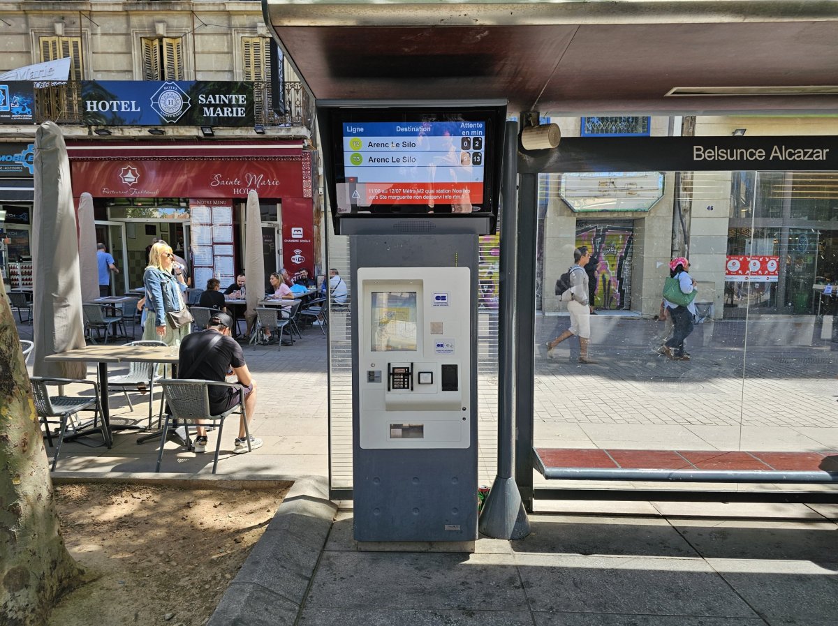 Automat na jízdenky na zastávce tramvaje