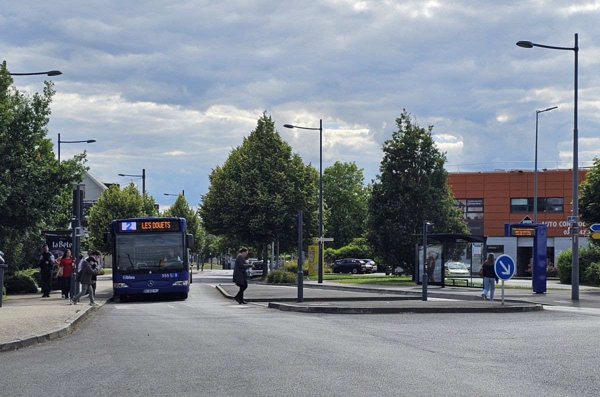 Autobus linky 2, zastávka směr centrum vpravo