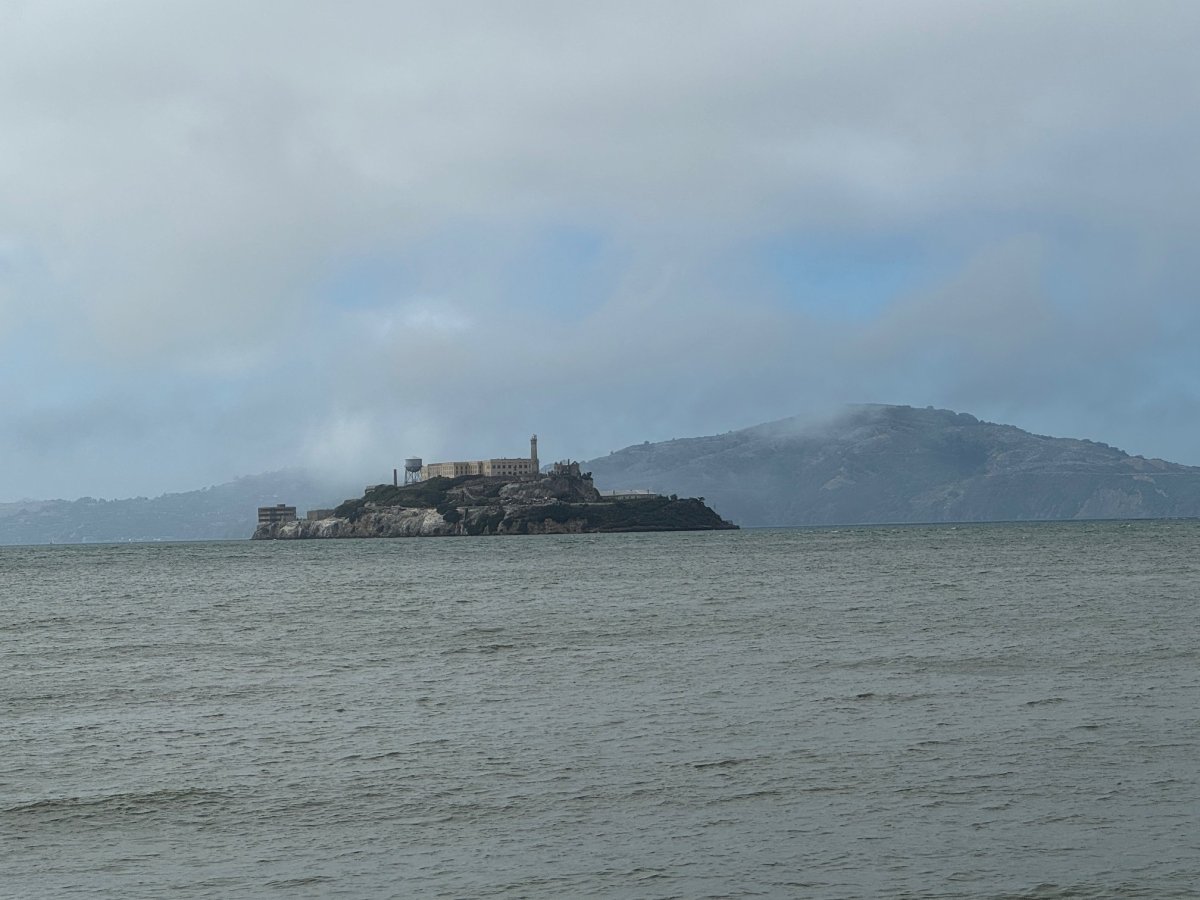 pohled na Alcatraz z Pier 39 