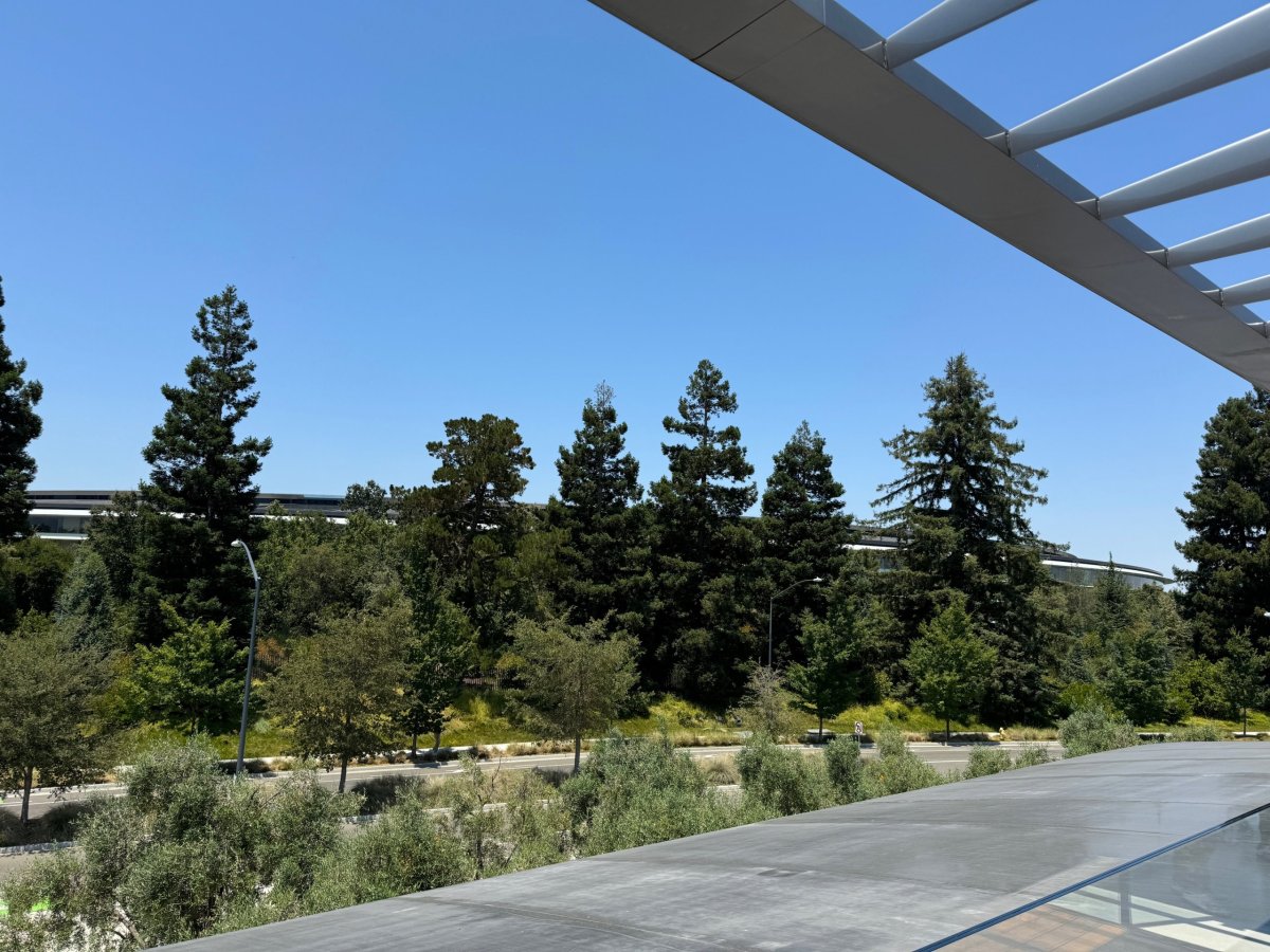 Apple Park v dálce