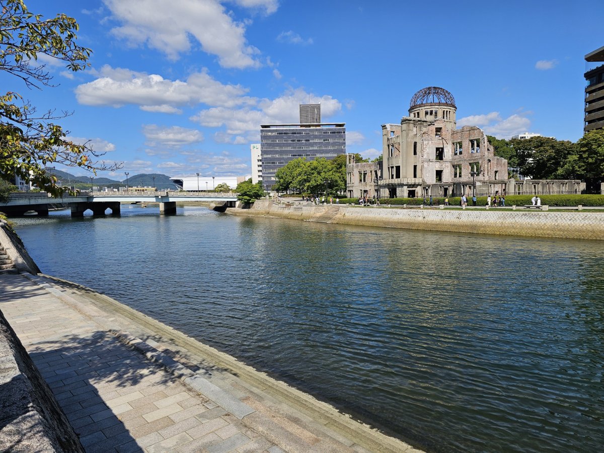 Výhled na A-Bomb Dome z parku