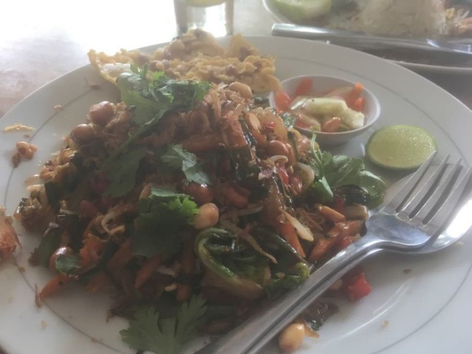 Pad Thai ve warungu v Pemuteranu