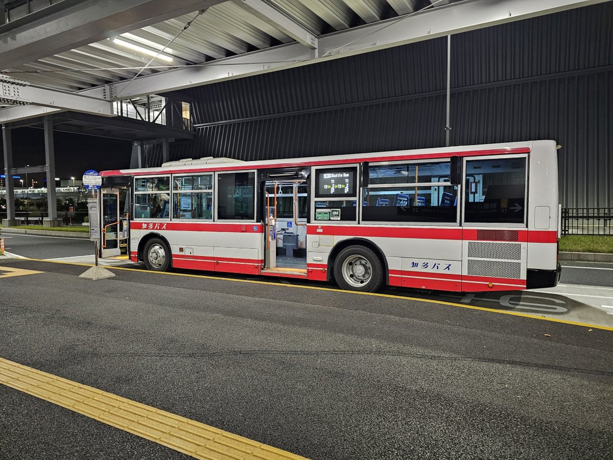 Shuttle autobus mezi terminály