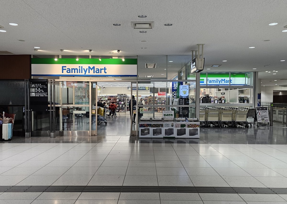 Family Mart u nástupiště vlaků