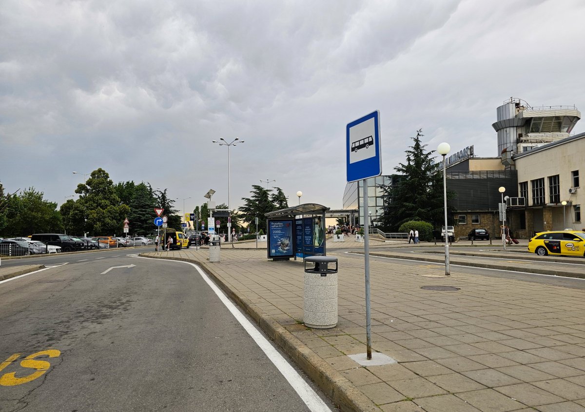 Zastávka bus před terminálem 1