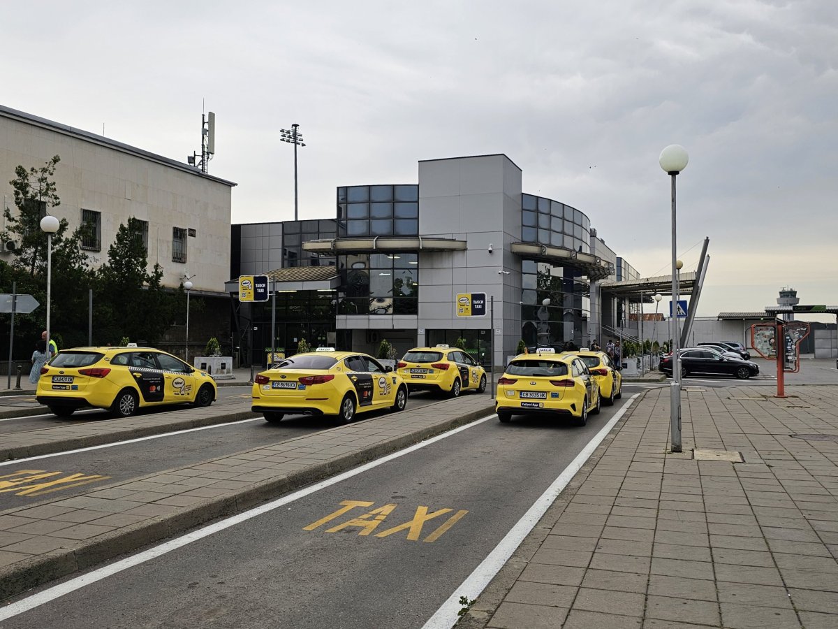 Stanoviště taxi před terminálem 1