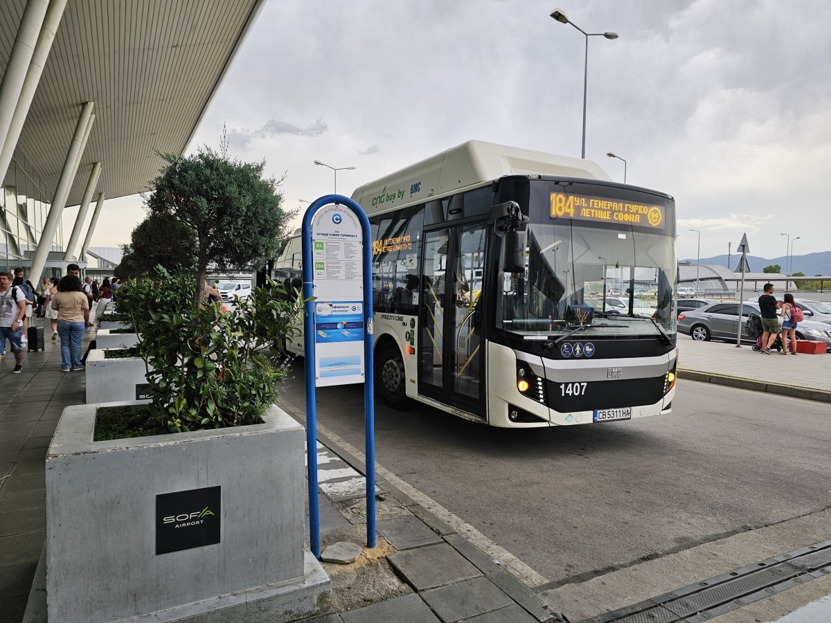 Zastávka autobusu před terminálem 2