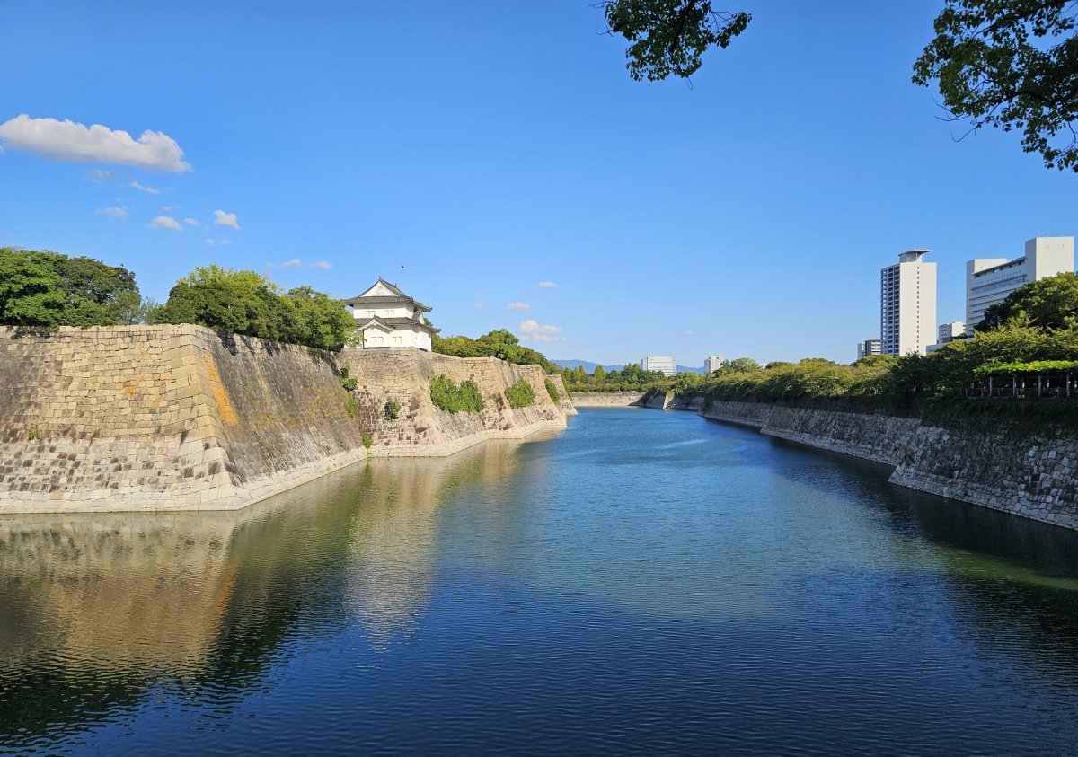 Ósacký hrad, hradby a vodní příkop