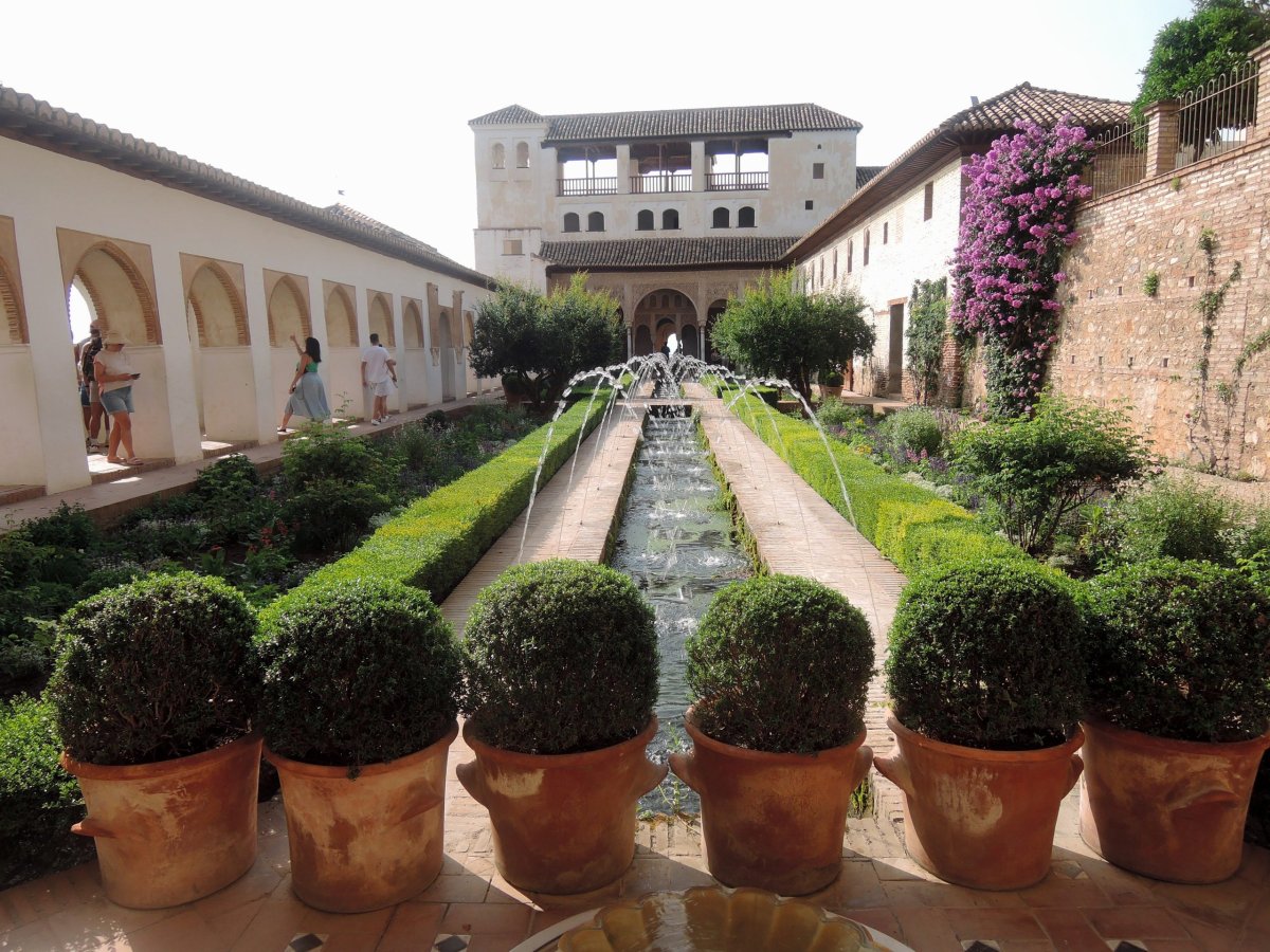 Generalife - Zahrada velebného ráje. Patio de la Acequia - orientální zaherada