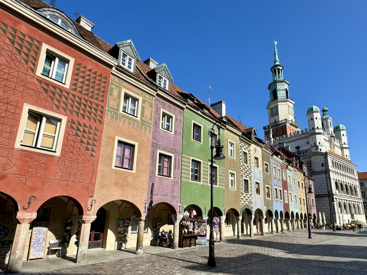 Barevné domky a Městská hala na Stary Rynek v Poznani