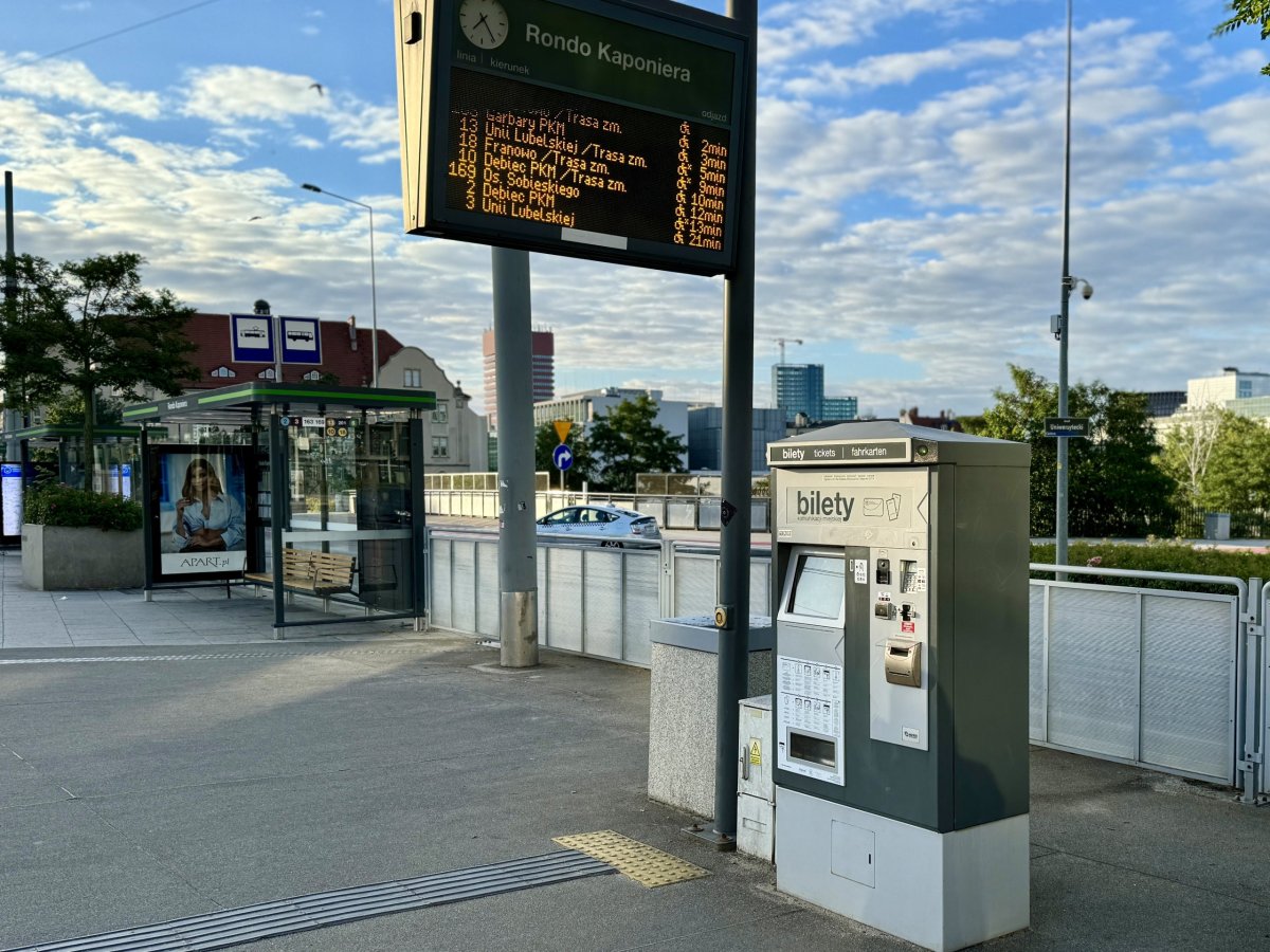 Zastávka Rondo Kaponiera a automat na jízdenky