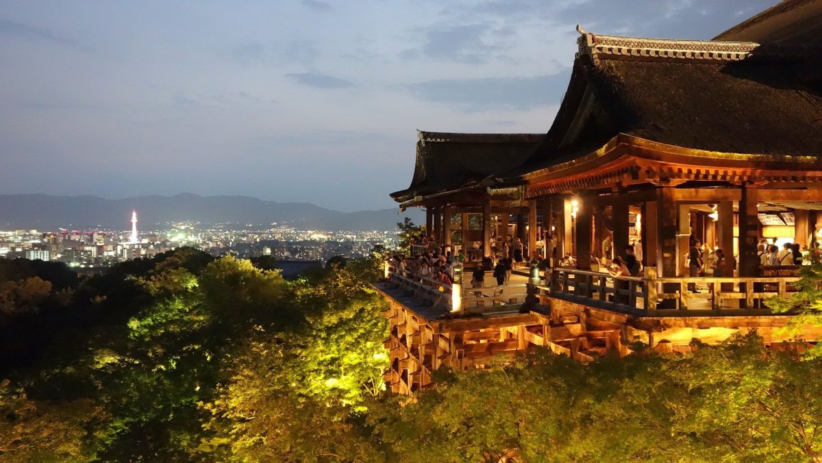 Kiyomizu-dera v noci