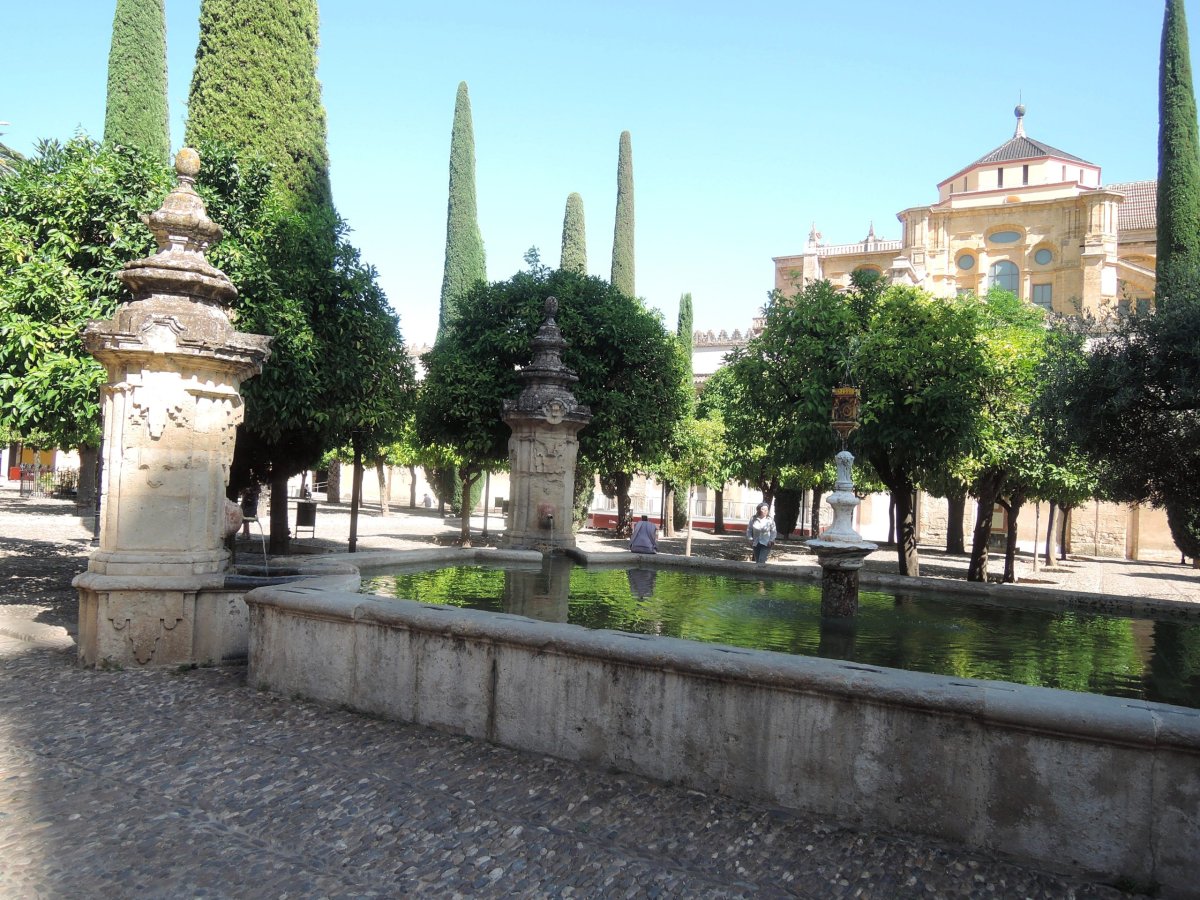 Patio de los Naranjos s pomerančovníky. Věřící se zde umývali před vstupem do mešity