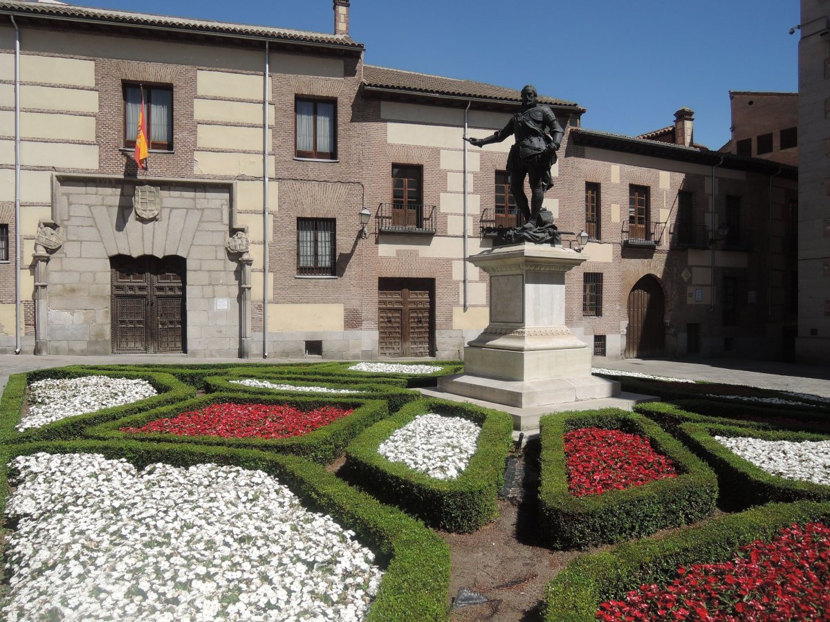 Casa de Cisneros, Radnice 